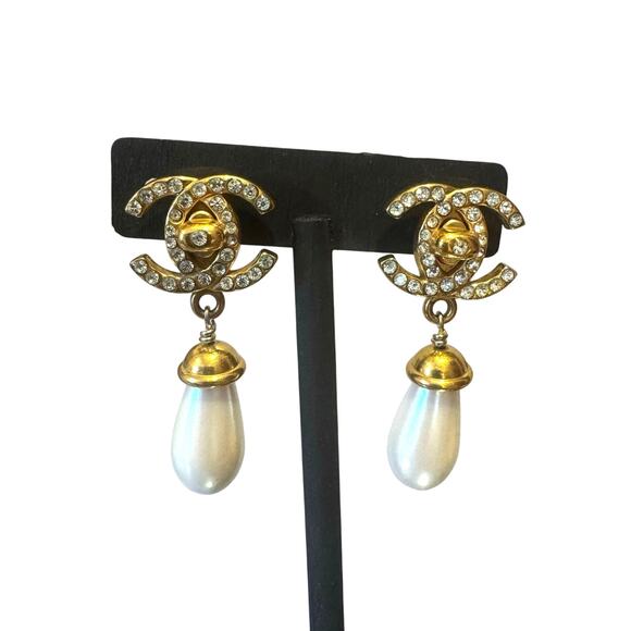 Chanel Vintage Rhinestone and Faux Pearl Turnlock Clip On Earrings 96A - Picture 1 of 5